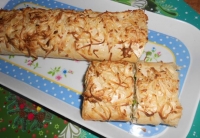 РУЛЕТ С РИСОМ, ЯЙЦОМ И ЗЕЛЕНЫМ ЛУКОМ ПОД СЫРНОЙ КОРОЧКОЙ