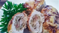 РУЛЕТИКИ ИЗ СВИНИНЫ С ЯБЛОКАМИ, СЫРОМ И КЛЮКВОЙ